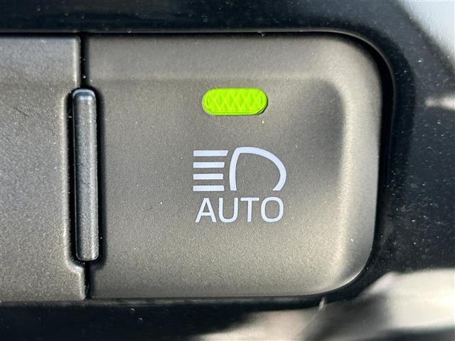 【オートマチックハイビーム（AHB）】フロントウインドウガラス上部に設置された前方カメラにより、前方車両のランプや街路灯などの明るさを判定し、自動的にハイビームとロービームを切り換えてくれます！