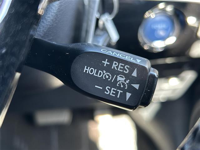 【レーダークルーズコントロール】アクセルを踏まなくても、設定した速度で走行できます！先行車との車間距離を適切に維持する追従走行の機能も有しています。機能には限界があるためご注意ください。