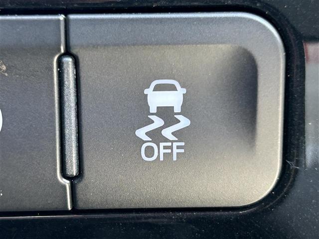 【横滑り抑制機能】雨や雪で滑りやすい路面などで横滑りが発生した時、ブレーキとエンジン出力を自動的にコントロールし、優れた車両安定性を実現します！