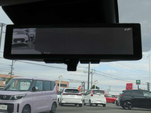 インテリジェントルームミラー、例えば後部席に荷物がいっぱいで後ろの確認が出来ない時でも、後部カメラによるクリアな映像で確認することが出来る便利な機能です☆普通の鏡としての切り替えも可能ですよ★