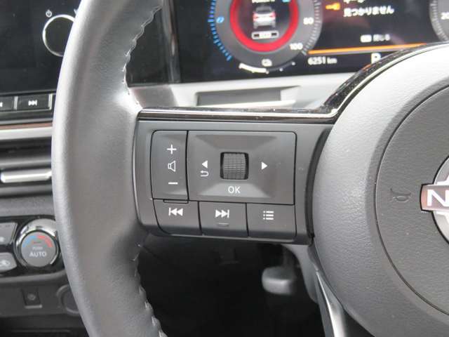 ハンドルにスイッチが付いており、音量やチャンネルを変えることができたり、ハンズフリー通話の応答もお手元で出来ちゃいます♪