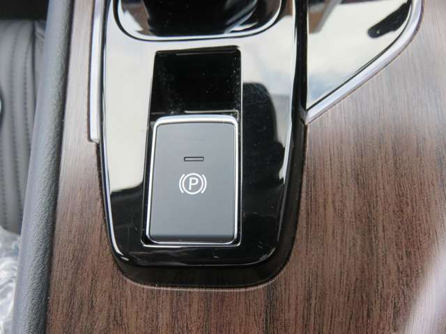 電動ブレーキ＆オートホールドでブレーキ力を自動でキープ信号待ちなどの停車時に、ブレーキペダルを踏み続けていなくても自動的にブレーキ力がキープ。ペダルを踏み続けることによる足の疲れを緩和します。