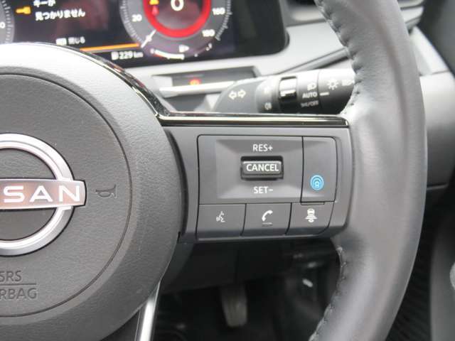 日産先進技術《プロパイロット搭載！》高速走行時などのロングドライブに一役買うのがクルーズコントロール機能です♪足をアクセルとブレーキから離しても、設定したスピードで自動で走ってくれます☆