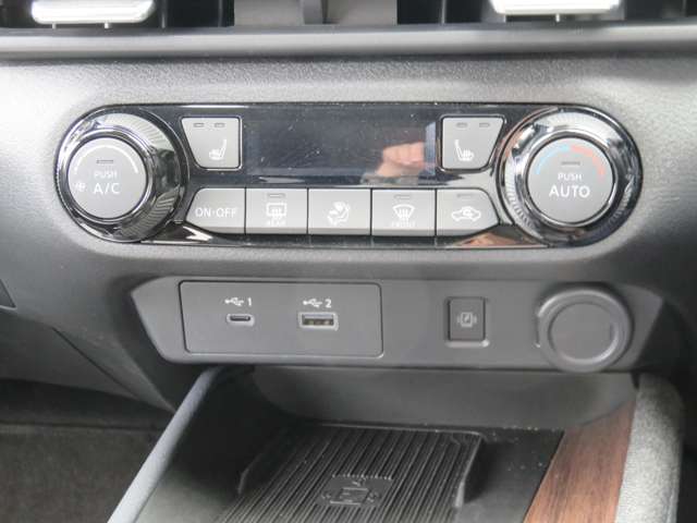 オートエアコンです！ボタンでの簡単な操作で室内を快適な温度にしてくれますので、夏場や冬場でも快適なドライブができます。
