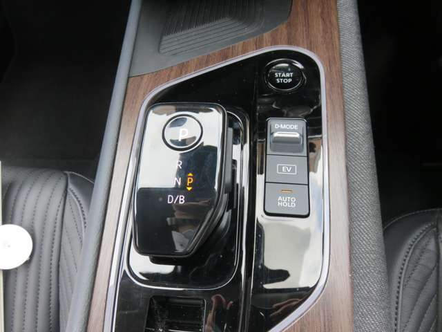 e-POWER独自のシフトノブ☆指先でシフトを動かす感覚はスムーズで気持ちいいですよ☆