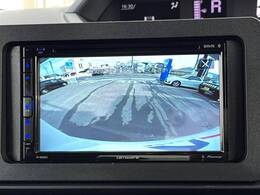 【バックカメラ】駐車時に後方がリアルタイム映像で確認できます。大型商業施設や立体駐車場での駐車時や、夜間のバック時に大活躍！運転スキルに関わらず、今や必須となった装備のひとつです！