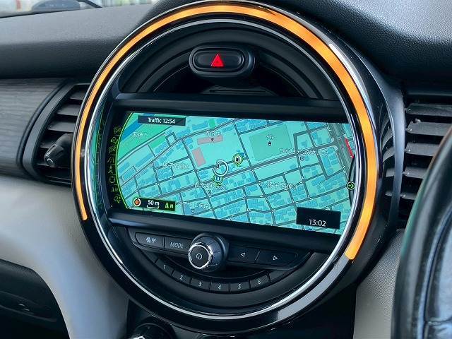 先進のBMW　タッチパッド付きi-driveとほぼ同性能のHDDナビゲーションになります。USBインターフェースやブルートゥースオーディオなど様々な先進機能をお楽しみいただけます。