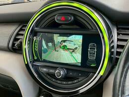 【バックカメラ】装備。後方確認に役立ち、楽々駐車やバックをしていただけます。