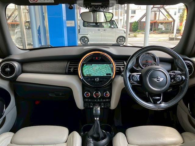 MINIならではのコックピット！！高級感があり、かつシンプルなデザインが飽きがこないとご好評いただいております。スイッチ一つ一つにも「こだわり」とセンスを感じます。