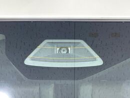 【スズキ　セーフティサポート】走行中に前方の車両等を認識し、衝突しそうな時は警報とブレーキで衝突回避と被害軽減をアシスト。より安全にドライブをお楽しみいただけます。