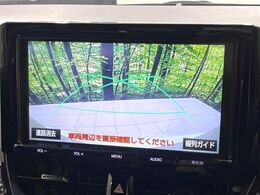 【バックカメラ】駐車時に後方がリアルタイム映像で確認できます。大型商業施設や立体駐車場での駐車時や、夜間のバック時に大活躍！運転スキルに関わらず、今や必須となった装備のひとつです！