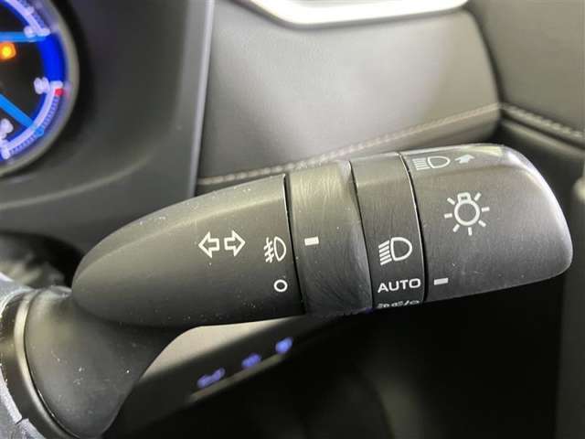 AUTOの位置にセットしておくと、暗くなったら自動でライトの点灯をサポートしてくれます！高速道路でのトンネル通過時など便利です！フォグランプ付！