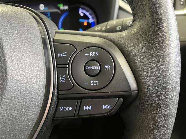 右側のステアリングスイッチではPCSやLTA、全車速追従型クルーズコントロールの設定操作などが出来ます！
