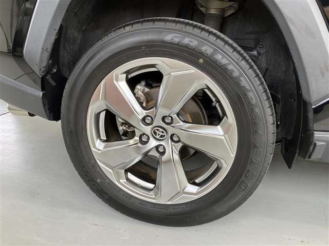 タイヤサイズは225/60R18！純正アルミホイール！納車前の点検時にタイヤ交換させていただきます！