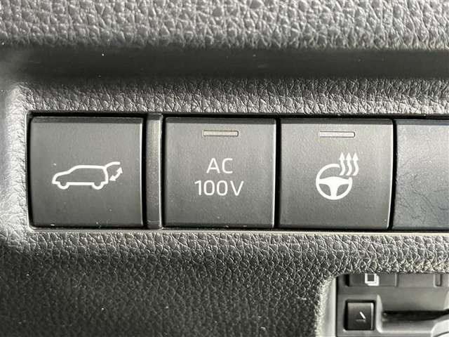 ボタンひとつで大きなバックドアの開閉操作が可能！運転席からも操作出来ます！AC100V電源使用時は、ここでオンオフ操作！ハンドルヒーター付！