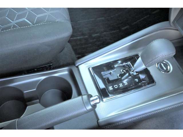 ゲートに沿ってポジションの操作をするシフトレバーを採用。感度の良いシフトチェンジが可能です！