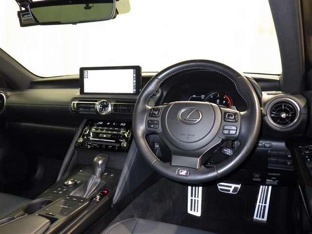 運転の際、常に目にする部分だけにシックで飽きのこないデザインが良いですね。