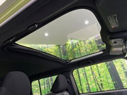 【ガラスルーフ】ガラスルーフ搭載で車内の解放感が一気にアップ！開放的なドライブをお楽しみいただけます。