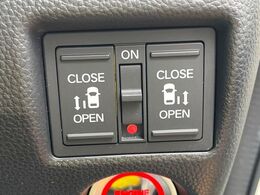 【両側パワースライドドア】スマートキーや運転席のスイッチで後席両側スライドドアの開閉が可能♪電動だから力を入れてドアを開ける必要が無く、小さなお子様でも簡単に開け閉めでき快適です♪