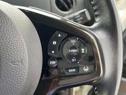 【アダプティブクルーズコントロール】高速道路での長距離走行が楽に！！自動で速度を保つクルーズコントロールが、衝突軽減システムと連携し、前方の車両を感知して車間を保つように速度調節してくれます！！