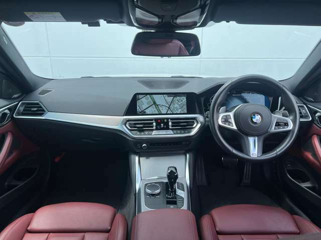 BMW　Premium　Selection　江戸川は、約20台の展示スペースがあり、常時新車拠店より厳選された認定中古車が続々と入庫しております。