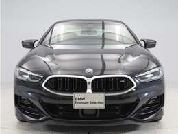 ♪BMWの代名詞といえるキドニー・グリル、一目でそれと分かる精悍な顔立ち。ホフマイスターキンクやキャラクターラインと呼ばれる側面デザインにより前傾姿勢を強調したスタイルは、走りを重視したBMWならでは