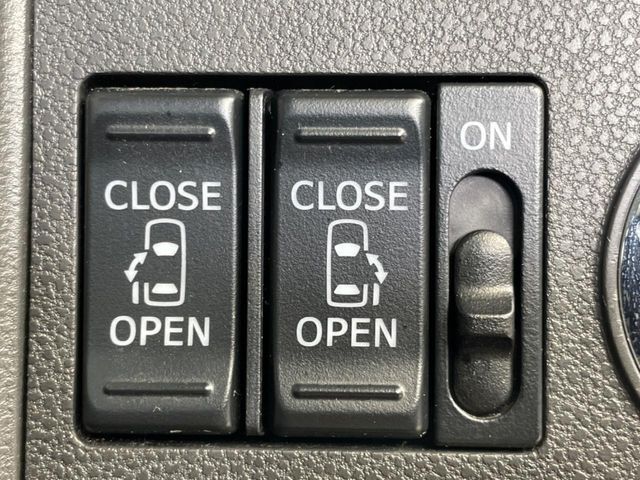 【両側パワースライドドア】スマートキーや運転席のスイッチで後席両側スライドドアの開閉が可能♪電動だから力を入れてドアを開ける必要が無く、小さなお子様でも簡単に開け閉めでき快適です♪