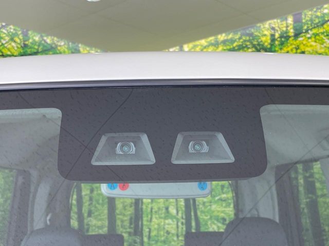 【スマートアシスト】走行中に前方の車両等を認識し、衝突しそうな時は警報とブレーキで衝突回避と被害軽減をアシスト。より安全にドライブをお楽しみいただけます。