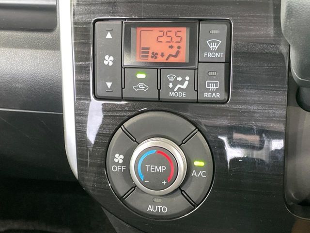 【オートエアコン】一度お好みの温度に設定すれば、車内の温度を検知し風量や温度を自動で調整。暑い…寒い…と何度もスイッチ操作をする必要はありません。快適な車内空間には必須の機能ですね♪