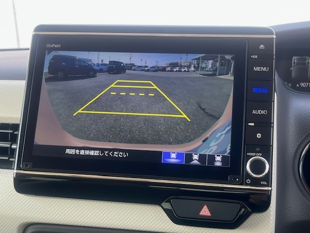 バックカメラが付いておりますので目視では確認しきれない部分を映しだしてくれるので事故防止に役立ちます。