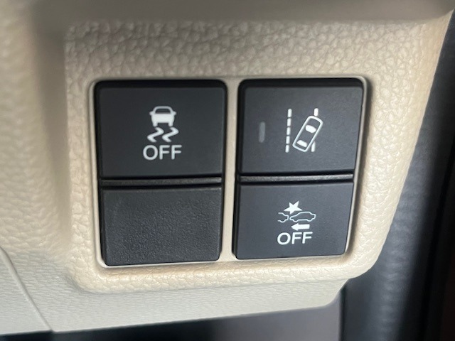 【HondaSENSING】を搭載しております。安全・快適な運転をサポートするためにHondaが独自に開発した6つの機能は事故を予防してドライバーや同乗者、そして歩行者の命を守るために役立つ機能です。
