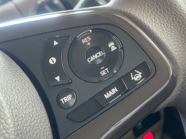 【クルーズコントロール】搭載車です。アクセルペダルを踏み続けることなく一定速度で走り続けられるので高速道路での運転による疲労軽減やアクセル操作を減らして燃費向上にも繋がります。