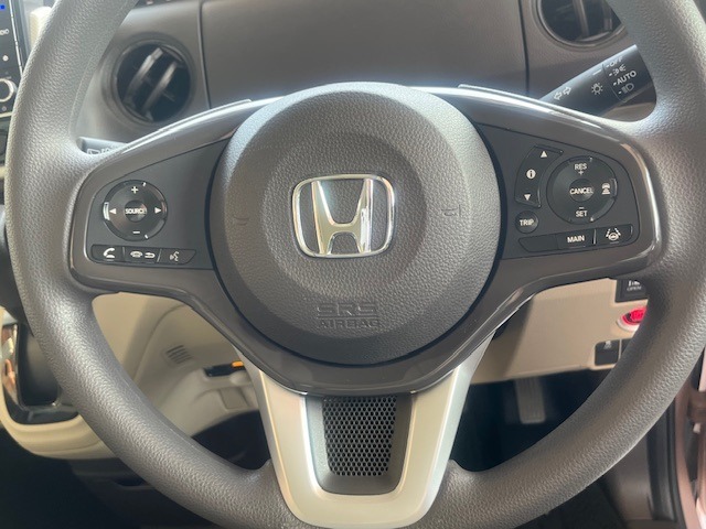 【ステアリングスイッチ】が付いており運転中に前方から目線をそらすことなくオーディオ等の操作が可能なので安心・快適にカーライフをお楽しみいただけます。