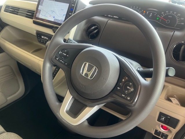 【ステアリングスイッチ】が付いており運転中に前方から目線をそらすことなくオーディオ等の操作が可能なので安心・快適にカーライフをお楽しみいただけます。