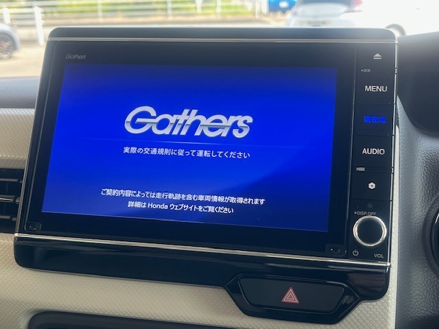 インテリアに馴染む純正ナビがついております。Honda自慢のインターナビは渋滞情報だけでなく天気情報、災害情報、安否情報など多彩な情報をご提供するHonda独自の「通信型ナビ」となっております。