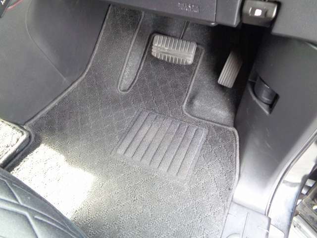 フロアマットもキレイな状態となっております♪ご納車前にも徹底的に洗浄・掃除した後ご納車させて頂きます♪