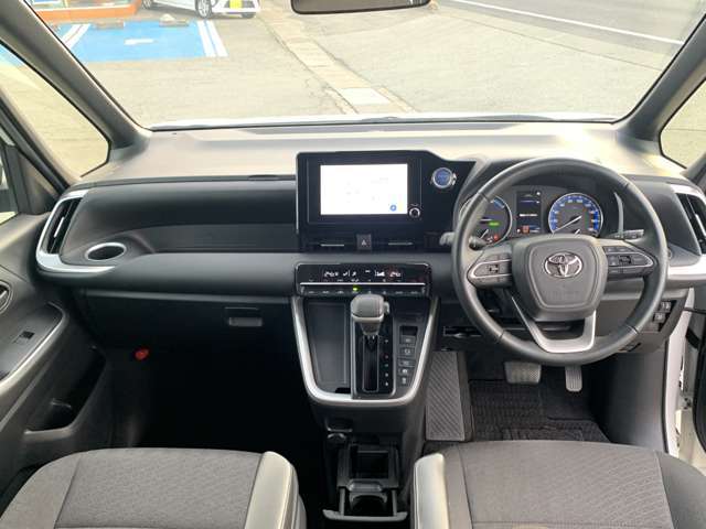 インパネはシンプルなデザイン！各操作スイッチなども使いやすい位置に配置されています！