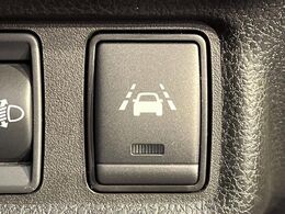 【車線逸脱警報】道路上の白（黄）線を認識し、意図せず走行中の車線からはみ出しそうになった時、メーター内の警告灯とブザーで注意喚起してくれる安心・安全機能です♪