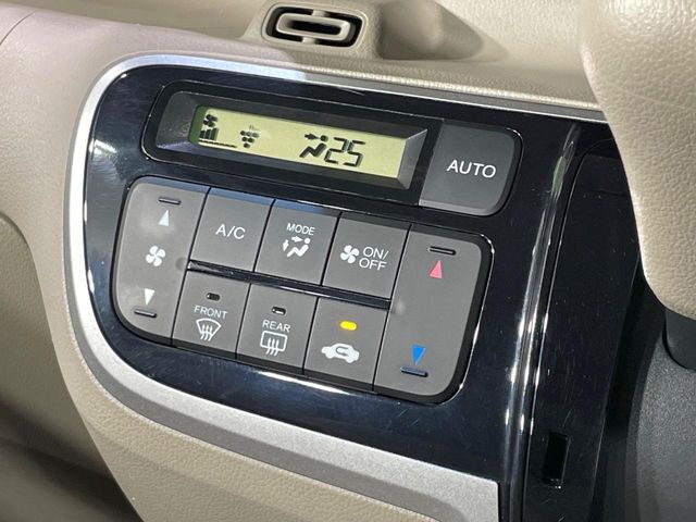 【オートエアコン】一度お好みの温度に設定すれば、車内の温度を検知し風量や温度を自動で調整。暑い…寒い…と何度もスイッチ操作をする必要はありません。快適な車内空間には必須の機能ですね♪