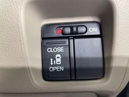 【パワースライドドア】スマートキーや運転席のスイッチでスライドドアの開閉が可能♪電動だから力を入れてドアを開ける必要が無く、小さいお子様でも、重い荷物を持っている時もラクに開け閉めできます♪