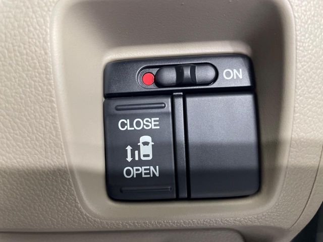 【パワースライドドア】スマートキーや運転席のスイッチでスライドドアの開閉が可能♪電動だから力を入れてドアを開ける必要が無く、小さいお子様でも、重い荷物を持っている時もラクに開け閉めできます♪