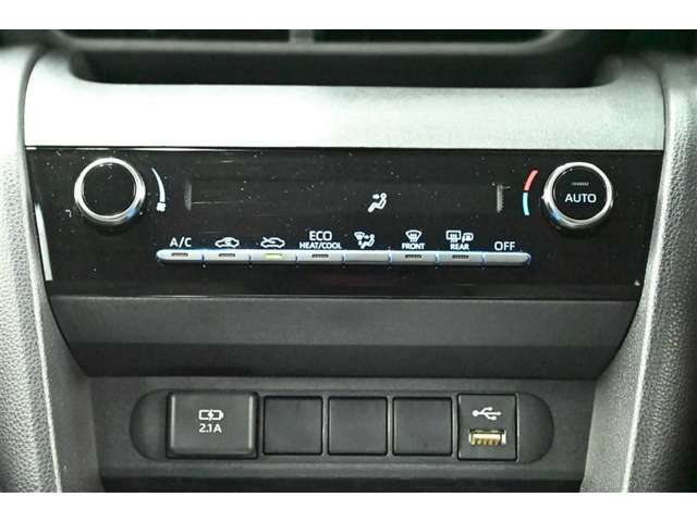 【オートエアコン】一度お好みの温度に設定すれば、車内の温度を検知し風量や温度を自動で調整。暑い…寒い…と何度もスイッチ操作をする必要はありません。快適な車内空間には必須の機能ですね