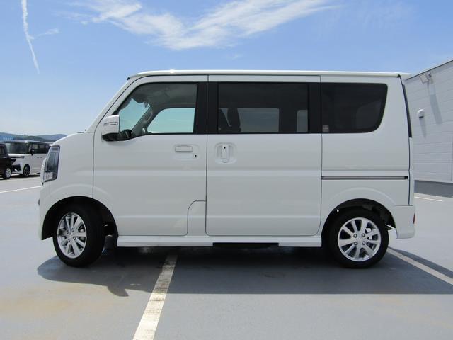 無駄を省いたシンプルなデザインで、広い室内空間を強調。低車高と大きな窓が明るさを演出し、商用・ファミリー利用に対応する安定感のあるデザインです。