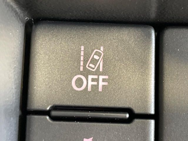 【車線逸脱抑制機能】高速道路走行時、車線からはみ出しそうな時にステアリングを制御し車線内を走行する様にアシスト。より安全な運転をサポートしてくれます！
