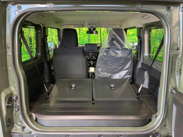 後席を格納すると、これだけの広さが！シーンに合わせたシートアレンジで、大きな荷物も積むことが出来ます♪