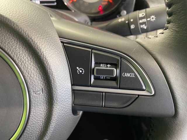 【クルーズコントロール】高速道路もラクラク走行。アクセルを離しても一定速度で走行ができ、長距離運転時の負担を軽減！加速・減速も簡単なスイッチ操作で調整できます。