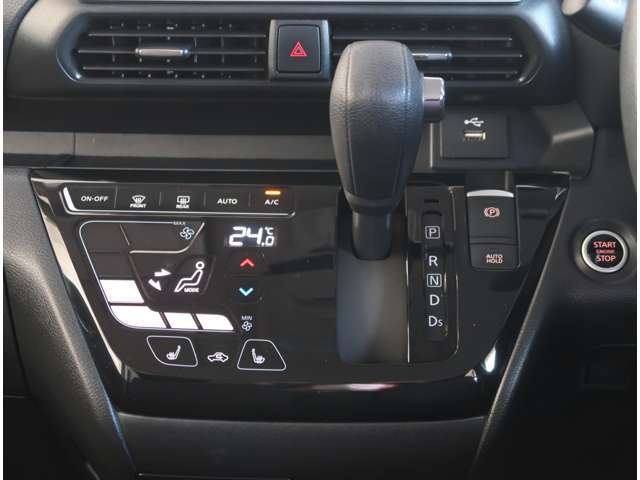 三菱認定中古車では『延長保証』もご用意致しており、保証延長期間は『1年』と『2年』がお選び頂けます。詳細はスタッフにお尋ね下さい。