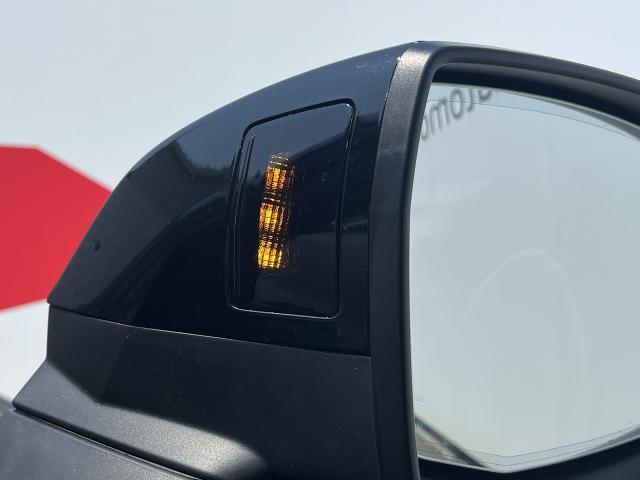 ●アウディサイドアシスト『後方の死角を並走する車両を検知しドアミラーの内側のLEDが点灯。ドライバーに注意を促し事故を未然に防ぐシステムです。』