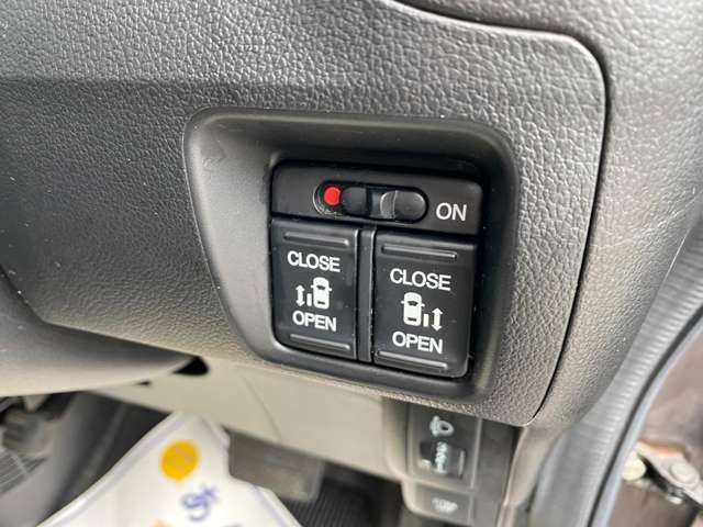 両側パワースライドドア