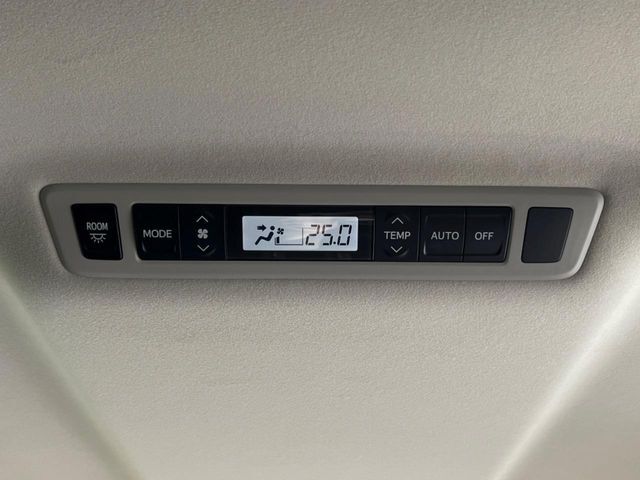【リアオートエアコン】広い後部座席には必須の機能！風量や温度を自動で調整し前席と同様な車内環境にしてくれるリアオートエアコンを装備。夏の暑さも冬の寒さもストレスなく快適にお過ごしいただけます♪
